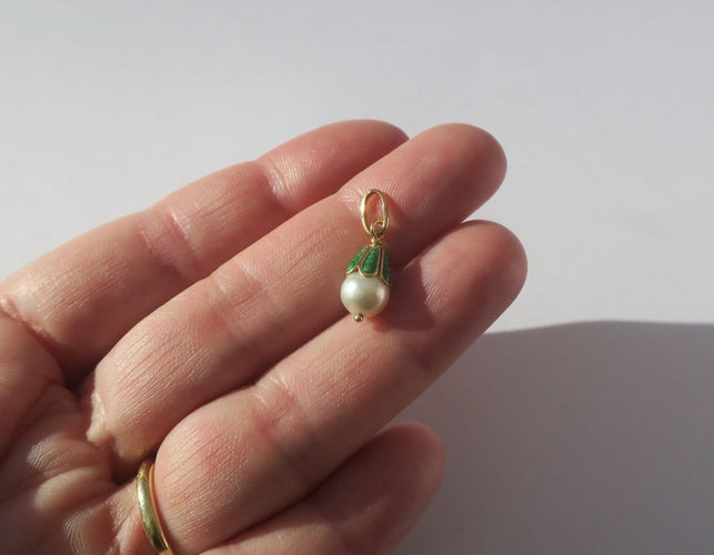 Pendentif Pendentif perle Akoya et émail vert en or jaune 18 carats 58 Facettes Pendentif