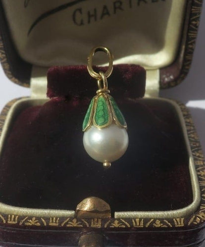 Pendentif Pendentif perle Akoya et émail vert en or jaune 18 carats 58 Facettes Pendentif