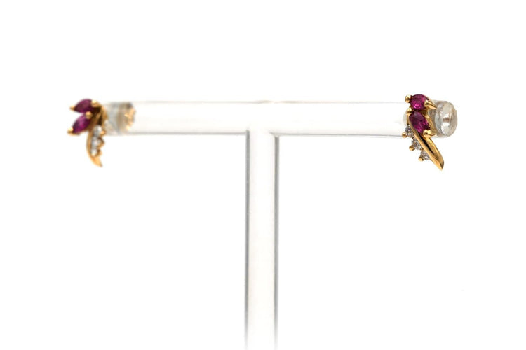 Boucles d'oreilles Boucles d'oreilles contemporaines en or jaune, rubis et diamants 58 Facettes B846