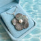 Collier Collier fleur en or blanc 18 carats avec nacre et perle de culture 58 Facettes 1777