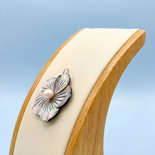 Collier Collier fleur en or blanc 18 carats avec nacre et perle de culture 58 Facettes 1777