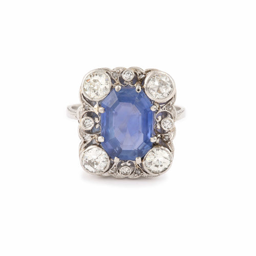 https://cdn.shopify.com/s/files/1/0647/1470/3075/files/Bague_de_Fiancaille_-_Bague_Saphir_4.66_Carats_Diamants_Platine_-_Bijouterie_Paris_-_Les_Pierres_de_Julie_1.jpg?v=1720794265