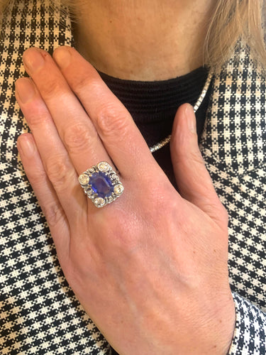 https://cdn.shopify.com/s/files/1/0647/1470/3075/files/Bague_de_Fiancaille_-_Bague_Saphir_4.66_Carats_Diamants_Platine_-_Bijouterie_Paris_-_Les_Pierres_de_Julie_6.jpg?v=1738936753
