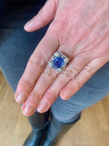https://cdn.shopify.com/s/files/1/0647/1470/3075/files/Bague_de_Fiancaille_-_Bague_Saphir_4.66_Carats_Diamants_Platine_-_Bijouterie_Paris_-_Les_Pierres_de_Julie_5.jpg?v=1738936753