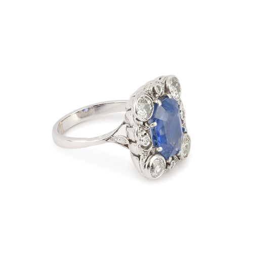 https://cdn.shopify.com/s/files/1/0647/1470/3075/files/Bague_de_Fiancaille_-_Bague_Saphir_4.66_Carats_Diamants_Platine_-_Bijouterie_Paris_-_Les_Pierres_de_Julie_5.jpg?v=1738936753
