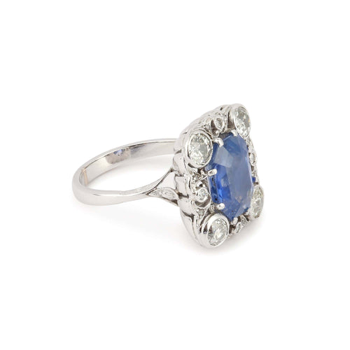 https://cdn.shopify.com/s/files/1/0647/1470/3075/files/Bague_de_Fiancaille_-_Bague_Saphir_4.66_Carats_Diamants_Platine_-_Bijouterie_Paris_-_Les_Pierres_de_Julie_11.jpg?v=1738936753