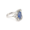 https://cdn.shopify.com/s/files/1/0647/1470/3075/files/Bague_de_Fiancaille_-_Bague_Saphir_4.66_Carats_Diamants_Platine_-_Bijouterie_Paris_-_Les_Pierres_de_Julie_11.jpg?v=1738936753