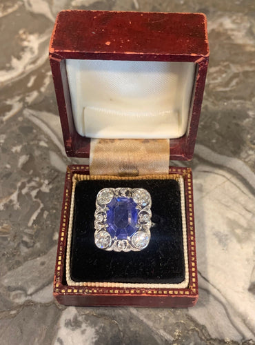 https://cdn.shopify.com/s/files/1/0647/1470/3075/files/Bague_de_Fiancaille_-_Bague_Saphir_4.66_Carats_Diamants_Platine_-_Bijouterie_Paris_-_Les_Pierres_de_Julie_7.jpg?v=1738936753