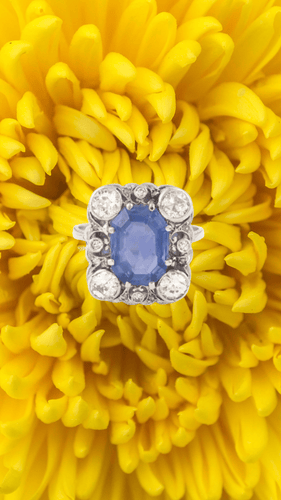 https://cdn.shopify.com/s/files/1/0647/1470/3075/files/Bague_de_Fiancailles_-_Bague_Saphir_Non_Chauffe_Diamants_Platine_-_Bijouterie_Paris_-_Les_Pierres_de_Julie.png?v=1764083257