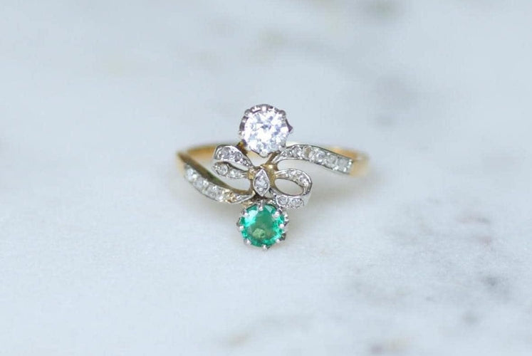 Bague 51 Bague nœud Duchesse Belle Époque en or jaune et platine, émeraude et diamants 58 Facettes