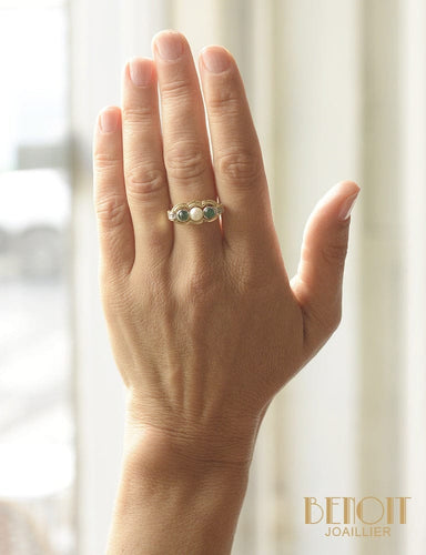 Bague Bague jarretière en or jaune, perle, émeraudes et diamants 58 Facettes A9703