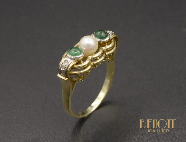 Bague Bague jarretière en or jaune, perle, émeraudes et diamants 58 Facettes A9703