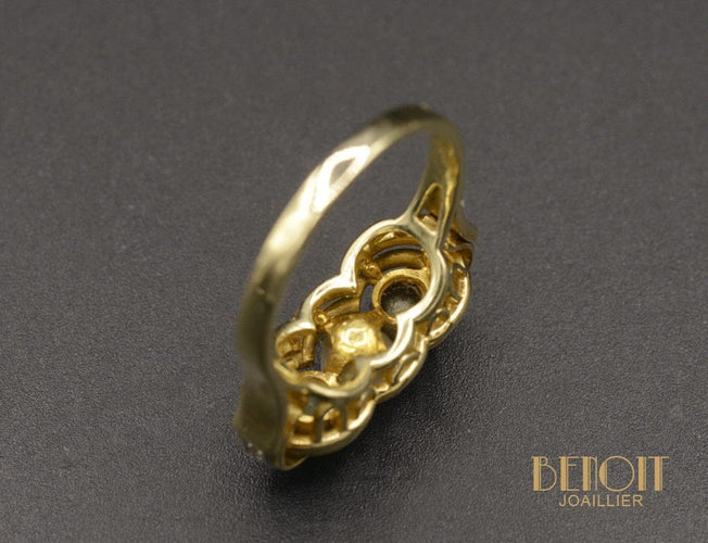 Bague Bague jarretière en or jaune, perle, émeraudes et diamants 58 Facettes A9703