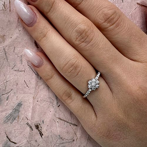 https://api-ledial.emberware.it/app/uploads/2026/04/35573-anello-oro-fiore-diamanti-Damiani_51.jpg
