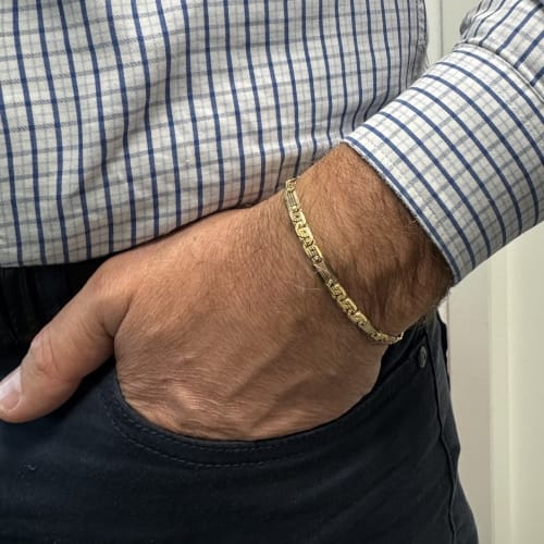 https://api-ledial.emberware.it/app/uploads/2026/04/35766-bracciale-uomo-due-ori-Unoaerre_indossato_sito-51.jpg