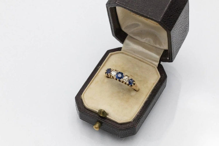 Bague 58 Bague ancienne en or jaune, saphirs et diamants 58 Facettes 11700