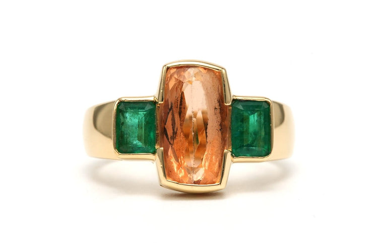 Bague 57 Bague contemporaine en or jaune 18 carats sertie d’émeraudes et topaze 58 Facettes 23581