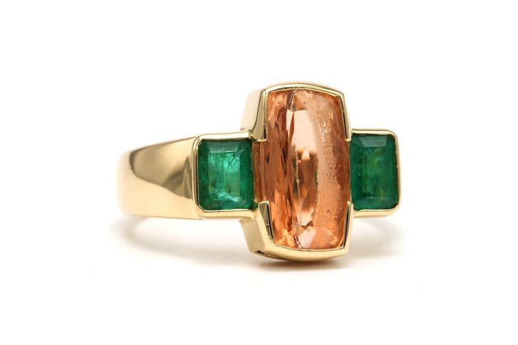 Bague 57 Bague contemporaine en or jaune 18 carats sertie d’émeraudes et topaze 58 Facettes 23581