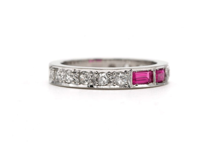 Bague 52 Alliance américaine années 70 en or blanc 18 carats, rubis et diamants 58 Facettes 23716