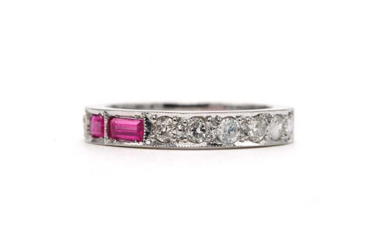 Bague 52 Alliance américaine années 70 en or blanc 18 carats, rubis et diamants 58 Facettes 23716