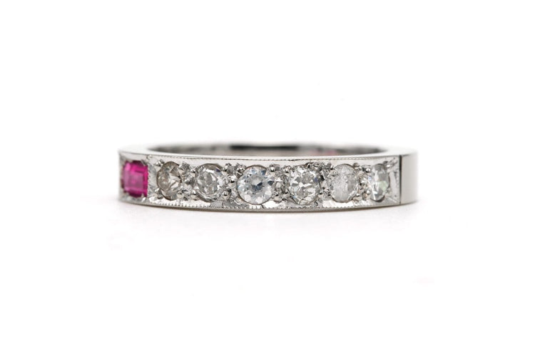 Bague 52 Alliance américaine années 70 en or blanc 18 carats, rubis et diamants 58 Facettes 23716