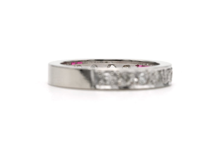 Bague 52 Alliance américaine années 70 en or blanc 18 carats, rubis et diamants 58 Facettes 23716