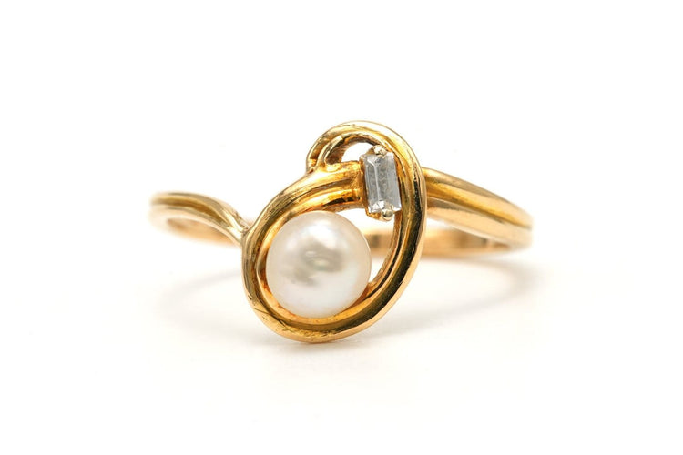 Bague 49 Bague contemporaine en or jaune 18 carats avec perle et diamant baguette 58 Facettes B642
