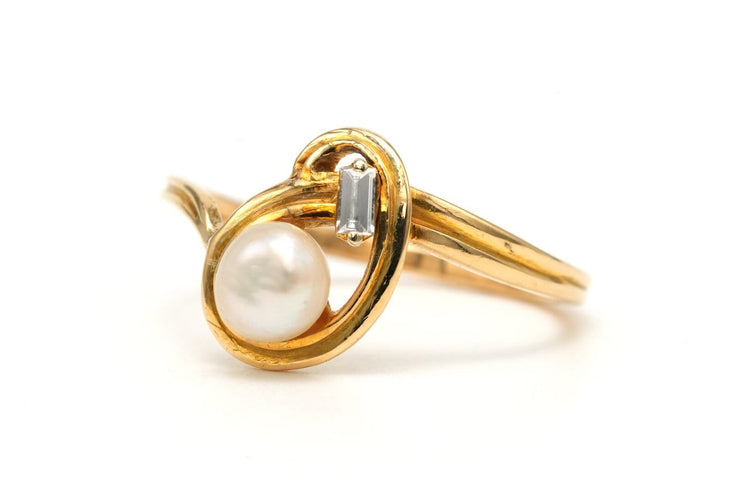 Bague 49 Bague contemporaine en or jaune 18 carats avec perle et diamant baguette 58 Facettes B642