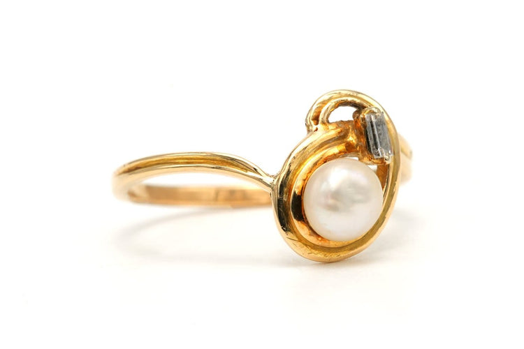 Bague 49 Bague contemporaine en or jaune 18 carats avec perle et diamant baguette 58 Facettes B642