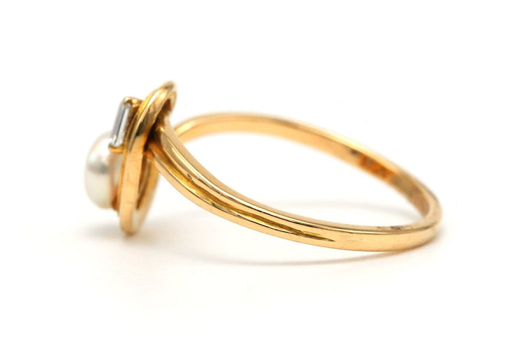 Bague 49 Bague contemporaine en or jaune 18 carats avec perle et diamant baguette 58 Facettes B642