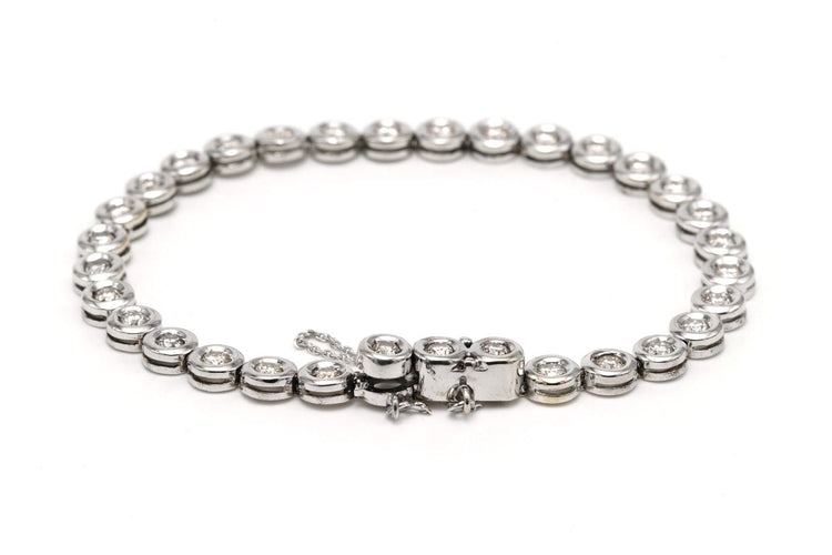 Bracelet Bracelet contemporain en or blanc 18 carats serti de diamants taille brillant 58 Facettes 23717