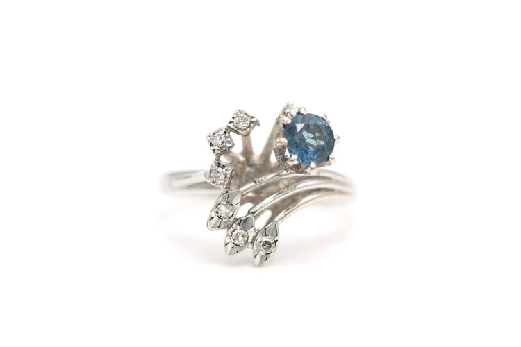Bague 48 Bague contemporaine en or blanc, saphir et diamants 58 Facettes 23605