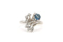 Bague 48 Bague contemporaine en or blanc, saphir et diamants 58 Facettes 23605