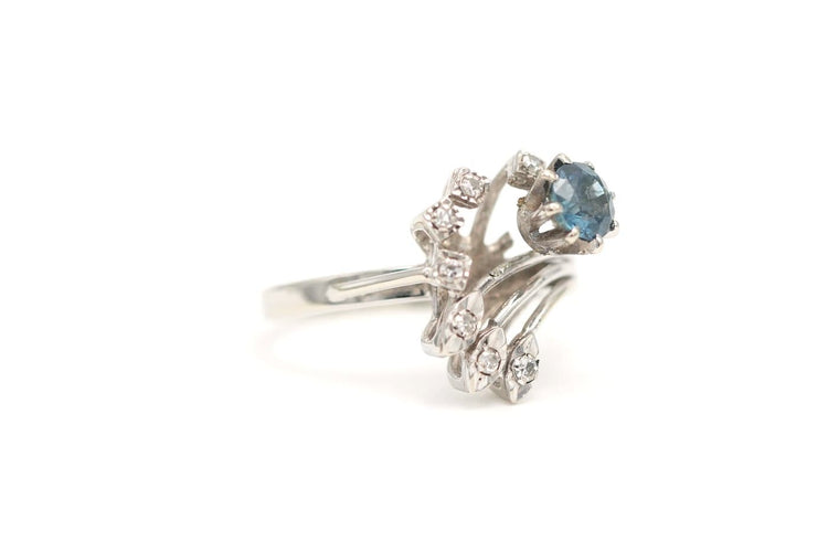 Bague 48 Bague contemporaine en or blanc, saphir et diamants 58 Facettes 23605