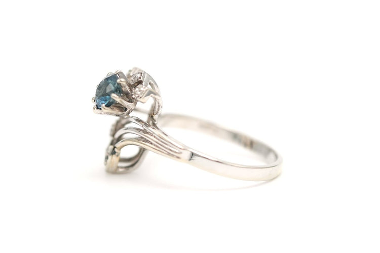 Bague 48 Bague contemporaine en or blanc, saphir et diamants 58 Facettes 23605