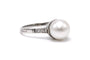 Bague 57 Bague Art déco en or blanc 18 carats, perle et diamants taille 8/8 58 Facettes B854