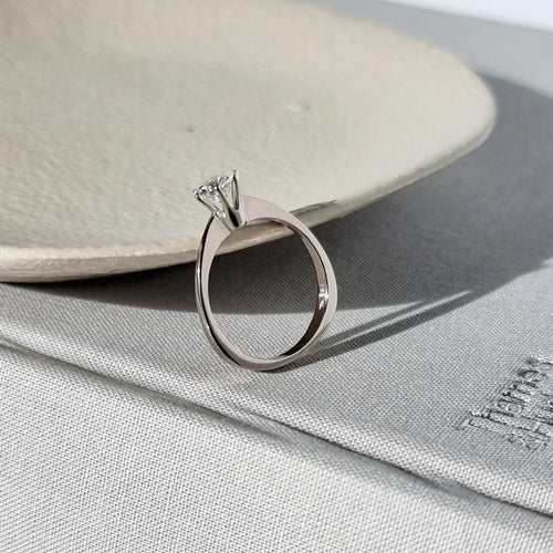 https://cdn.shopify.com/s/files/1/0442/6560/3235/files/prachtiger-weissgold-verlobungsring-mit-brillant-solitar-honey-decoration-5.jpg?v=1710846661