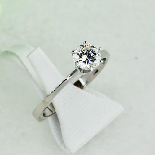 https://cdn.shopify.com/s/files/1/0442/6560/3235/files/prachtiger-weissgold-verlobungsring-mit-brillant-solitar-honey-decoration-3.jpg?v=1710846654