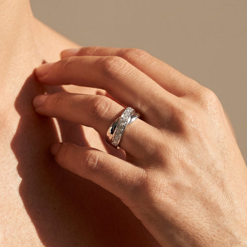 https://cdn.shopify.com/s/files/1/0442/6560/3235/products/prachtiger-ring-aus-750-weissgold-mit-brillanten-honey-decoration-1.jpg?v=1710846589