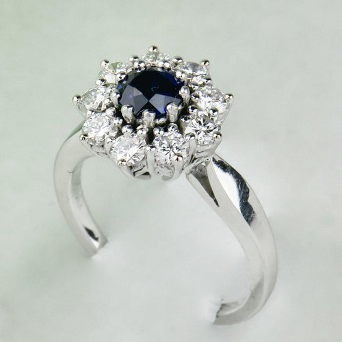 https://cdn.shopify.com/s/files/1/0442/6560/3235/products/goldring-aus-750-weissgold-mit-saphir-and-brillanten-honey-decoration-7.jpg?v=1710846227