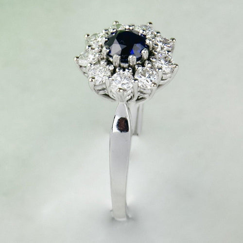 https://cdn.shopify.com/s/files/1/0442/6560/3235/products/goldring-aus-750-weissgold-mit-saphir-and-brillanten-honey-decoration-9.jpg?v=1710846234