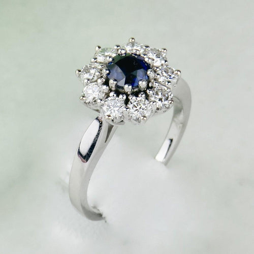 https://cdn.shopify.com/s/files/1/0442/6560/3235/products/goldring-aus-750-weissgold-mit-saphir-and-brillanten-honey-decoration-10.jpg?v=1710846237