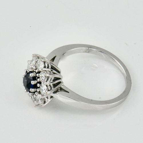 https://cdn.shopify.com/s/files/1/0442/6560/3235/products/goldring-aus-750-weissgold-mit-saphir-and-brillanten-honey-decoration-6.jpg?v=1710846223