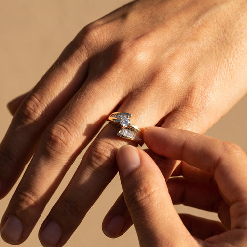 https://cdn.shopify.com/s/files/1/0442/6560/3235/products/prachtiger-18-karat-ring-mit-diamanten-honey-decoration-10.jpg?v=1710846067
