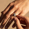 https://cdn.shopify.com/s/files/1/0442/6560/3235/products/prachtiger-18-karat-ring-mit-diamanten-honey-decoration-10.jpg?v=1710846067