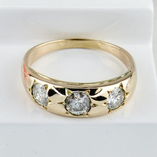 Bague 58 Bague vintage trois pierres en or jaune 18 carats et diamants 58 Facettes 2057