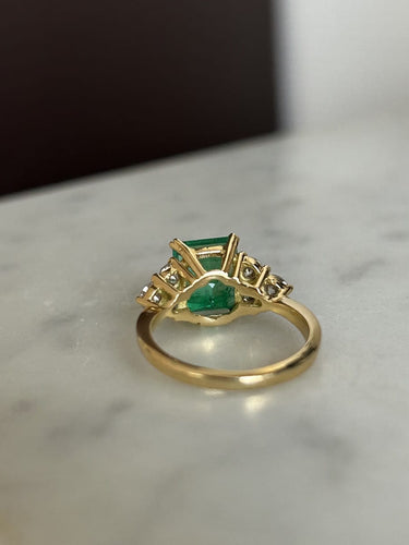 Bague 54 Bague en or jaune 18K avec émeraude colombienne et diamants 58 Facettes 259