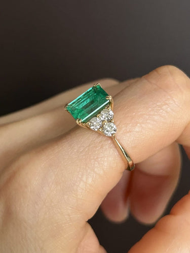 Bague 54 Bague en or jaune 18K avec émeraude colombienne et diamants 58 Facettes 259