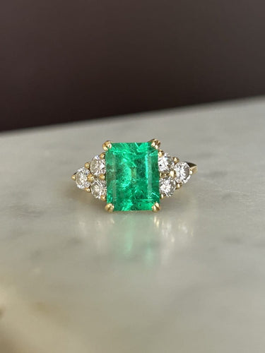 Bague 54 Bague en or jaune 18K avec émeraude colombienne et diamants 58 Facettes 259