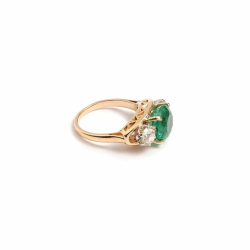 https://cdn.shopify.com/s/files/1/0647/1470/3075/files/Bague_de_Fiancailles_Ancienne_-_Bague_Emeraude_4.35_Carats_Diamants_Or_Gris_Platine_-_Bijouterie_Paris_-_Les_Pierres_de_Julie_10.jpg?v=1720798142